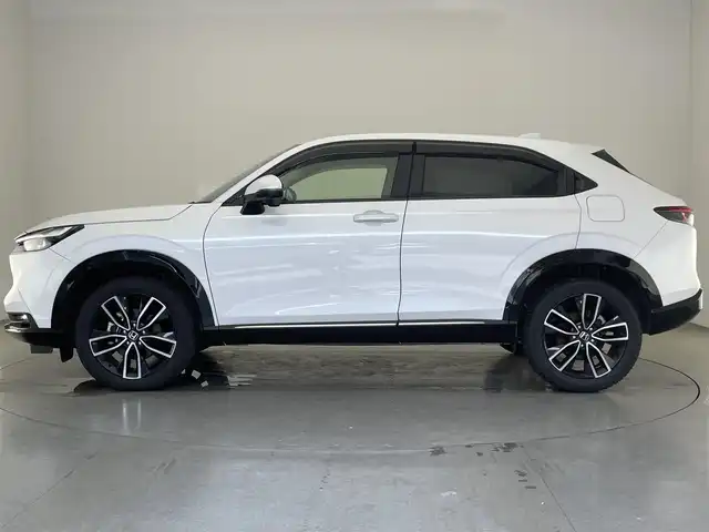 ホンダ ヴェゼル ハイブリッド e:HEV Z 愛知県 2021(令3)年 4万km パール 純正９型ディスプレイナビ　フルセグＴＶ　カープレ対応　バックカメラ　ワイヤレス充電　ＥＴＣ２．０　ＢＳＭ　電動パーキングブレーキ　ホンダセンシング　衝突軽減装置　追従クルコン　ハンドル支援　禁煙車/Honda SENSING/ブラインドスポットインフォメーション/ 後退出庫サポート/ Honda CONNECTディスプレー＋ETC2.0車載器＋ワイヤレス充電器/親水/ヒーテッドドアミラー＋熱線入りフロントウインドウ＋運転席助手席シートヒーター/ハンズフリーアクセスパワーテールゲート(予約クローズ機能付)/LEDシーケンシャルターンシグナルランプ/コンビシート/18インチアルミホイール