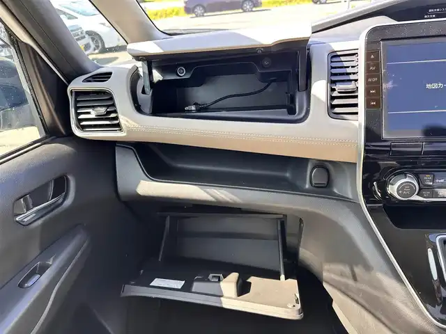 日産 セレナ e－パワー ハイウェイスター V 宮城県 2020(令2)年 5万km ブリリアントホワイトパール 2トーン オートデュアルエアコン&リヤヒーターダクト /＝＝＝/エマージェンシーブレーキ/車線逸脱警報（LDW）/車線逸脱防止支援システム（LDP）/後側方車両検知警報（BSW）/後側方衝突防止支援システム（BSI）/標識検知機能/コーナーセンサー/純正フリップダウンモニター/純正10インチナビ/・CD/DVD/・Bluetooth/・フルセグTV/バックカメラ/ビルトインETC/ドライブレコーダー/ハンズフリーパワースライドドア（両側）/革巻きステアリング/ステアリングスイッチ/LEDヘッドランプ/フォグランプ/オートライト/スマートキー＆プッシュスタート/電動格納ミラー/純正15インチAW/純正フロアマット/純正ドアバイザー/Wエアバッグ