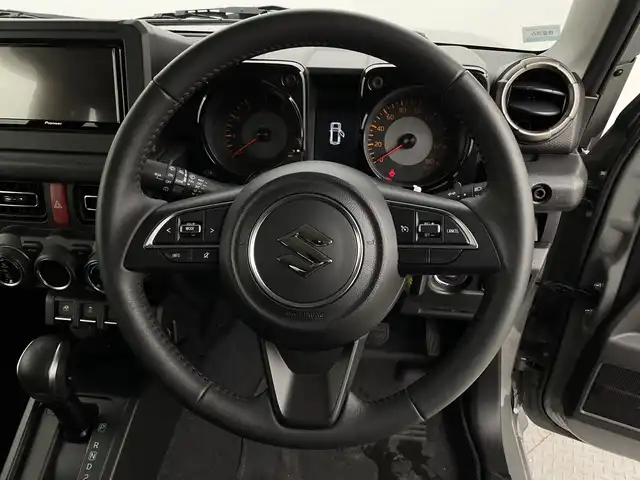 スズキ ジムニー シエラ JC 新潟県 2024(令6)年 0.8万km ミディアムグレー 4WD/デュアルセンサーブレーキサポート/サイドステップ/純正ディスプレイオーディオ/　CD/DVD/Bluetooth/バックカメラ/クルーズコントロール/LEDオートライト/シートヒーター/純正15インチアルミホイール/前後ドラレコ/電格ミラー/ウィンカーミラー/レーンキープアシスト/サイドスカート/スマートキー/ビルトインETC