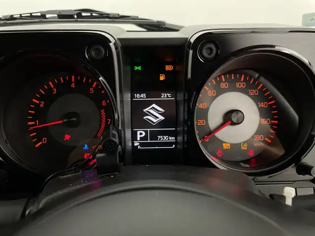 スズキ ジムニー シエラ JC 新潟県 2024(令6)年 0.8万km ミディアムグレー 4WD/デュアルセンサーブレーキサポート/サイドステップ/純正ディスプレイオーディオ/　CD/DVD/Bluetooth/バックカメラ/クルーズコントロール/LEDオートライト/シートヒーター/純正15インチアルミホイール/前後ドラレコ/電格ミラー/ウィンカーミラー/レーンキープアシスト/サイドスカート/スマートキー/ビルトインETC
