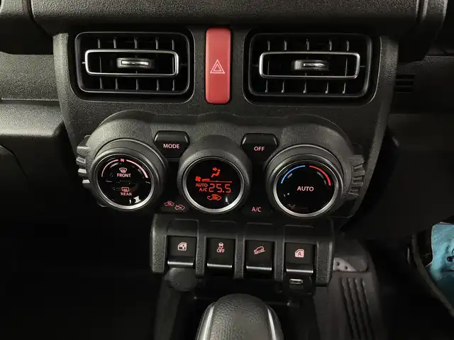 スズキ ジムニー シエラ JC 新潟県 2024(令6)年 0.8万km ミディアムグレー 4WD/デュアルセンサーブレーキサポート/サイドステップ/純正ディスプレイオーディオ/　CD/DVD/Bluetooth/バックカメラ/クルーズコントロール/LEDオートライト/シートヒーター/純正15インチアルミホイール/前後ドラレコ/電格ミラー/ウィンカーミラー/レーンキープアシスト/サイドスカート/スマートキー/ビルトインETC