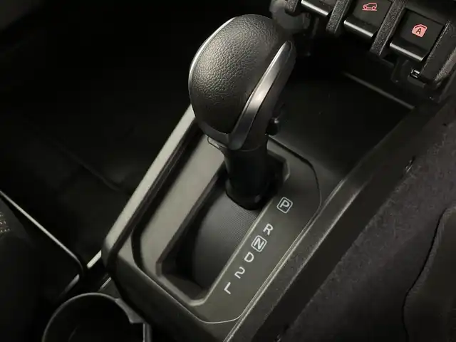 スズキ ジムニー シエラ JC 新潟県 2024(令6)年 0.8万km ミディアムグレー 4WD/デュアルセンサーブレーキサポート/サイドステップ/純正ディスプレイオーディオ/　CD/DVD/Bluetooth/バックカメラ/クルーズコントロール/LEDオートライト/シートヒーター/純正15インチアルミホイール/前後ドラレコ/電格ミラー/ウィンカーミラー/レーンキープアシスト/サイドスカート/スマートキー/ビルトインETC