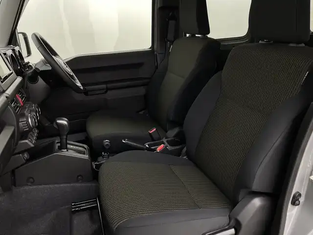 スズキ ジムニー シエラ JC 新潟県 2024(令6)年 0.8万km ミディアムグレー 4WD/デュアルセンサーブレーキサポート/サイドステップ/純正ディスプレイオーディオ/　CD/DVD/Bluetooth/バックカメラ/クルーズコントロール/LEDオートライト/シートヒーター/純正15インチアルミホイール/前後ドラレコ/電格ミラー/ウィンカーミラー/レーンキープアシスト/サイドスカート/スマートキー/ビルトインETC