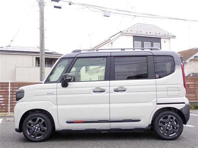 スズキ スペーシア ギア HYBRID XZ 千葉県 2025(令7)年 0.1千km ベージュⅡ 届出済未使用車/純正9インチナビゲーション/・Apple CarPlay/android auto/・Bluetooth/AM/FM/フルセグTV/全方位カメラ/バックカメラ/ビューカメラ/ヘッドアップディスプレイ/両側パワースライドドア/前席シートヒーター/ステアリングヒーター/スズキセーフティサポート/・デュアルセンサーブレーキサポートII/・誤発進抑制機能/・車線逸脱抑制機能/・車線逸脱警報/・車線逸脱抑制/・ふらつき警告/・車線維持支援機能/・発進お知らせ機能/・ハイビームアシスト/・標識認識機能/・アダプティブクルーズコントロール/・パーキングセンサー/・低速時ブレーキサポート（前進・後進）/・後方誤発進抑制機能/プッシュスタート/スマートキー2本/アイドリングストップ/純正14インチAW/ウィンカーミラー/電動格納ミラー/取扱説明書/保証書/