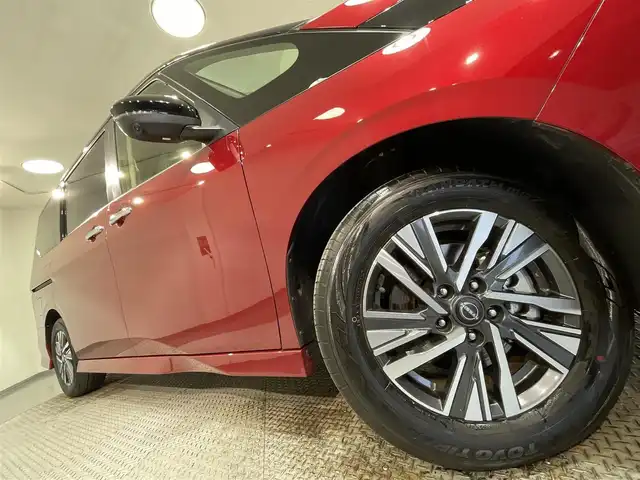日産 セレナ e－パワー ハイウェイスター V 愛知県 2023(令5)年 0.5万km 赤／黒 純正12.3インチカラーディスプレイ/・TV/AM/FM/Bluetooth/USB///Android Auto/Apple CarPlay/LEDヘッドライトシステム/運転支援インテリジェットクルーズ/・車間維持/側方後方/ハンドル/緊急/駐車/アラウンドビューモニター/スマートルームミラー/ワイヤレス充電/ビルトインETC2.0/プロパイロット/衝突軽減ブレーキ/両側パワースライドドア/純正アルミホイール/１００V電源/USB接続