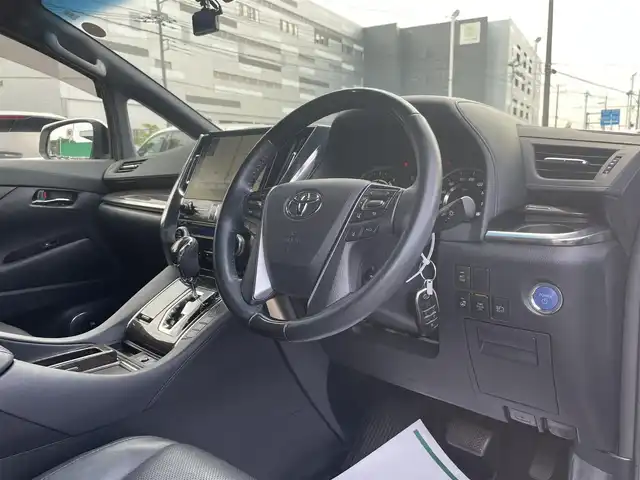 トヨタ アルファードハイブリット エグゼクティブ ラウンジ S 千葉県 2020(令2)年 5.3万km ホワイトパールクリスタルシャイン JBLプレミアムサウンド/リヤエンターテイメントシステム/黒レザーシート/純正9インチSDナビ/・CD/DVD/MSV/Bluetooth/フルセグ/パノラミックビューカメラ/両後パワースライドドア/パワーバックドア/モデリスタ20インチアルミホイール/前席パワーシート/1列目2列目シートヒーター/1列目2列目シートベンチレーション/デジタルインナーミラー/パーキングアシスト/トヨタセーフティーセンス/・プリクラッシュセーフティー/・レーンディパーチャーアラート/・パーキングサポートブレーキ/・リヤクロストラフィックアラート/・ロードサインアシスト/・アダプティブクルーズコントロール/・ブラインドスポットモニター/AC100V1500W電源/ウッドコンビステアリング/ステアリングヒーター/スマートキー/ビルトインETC/純正LEDヘッドライト/フォグランプ/前後コーナーセンサー/純正17インチアルミホイール車載/サイド＆カーテンエアバッグ/ニーエアバッグ