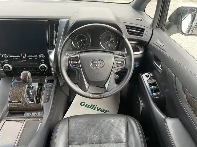 トヨタ アルファードハイブリット エグゼクティブ ラウンジ S 千葉県 2020(令2)年 5.3万km ホワイトパールクリスタルシャイン JBLプレミアムサウンド/リヤエンターテイメントシステム/黒レザーシート/純正9インチSDナビ/・CD/DVD/MSV/Bluetooth/フルセグ/パノラミックビューカメラ/両後パワースライドドア/パワーバックドア/モデリスタ20インチアルミホイール/前席パワーシート/1列目2列目シートヒーター/1列目2列目シートベンチレーション/デジタルインナーミラー/パーキングアシスト/トヨタセーフティーセンス/・プリクラッシュセーフティー/・レーンディパーチャーアラート/・パーキングサポートブレーキ/・リヤクロストラフィックアラート/・ロードサインアシスト/・アダプティブクルーズコントロール/・ブラインドスポットモニター/AC100V1500W電源/ウッドコンビステアリング/ステアリングヒーター/スマートキー/ビルトインETC/純正LEDヘッドライト/フォグランプ/前後コーナーセンサー/純正17インチアルミホイール車載/サイド＆カーテンエアバッグ/ニーエアバッグ