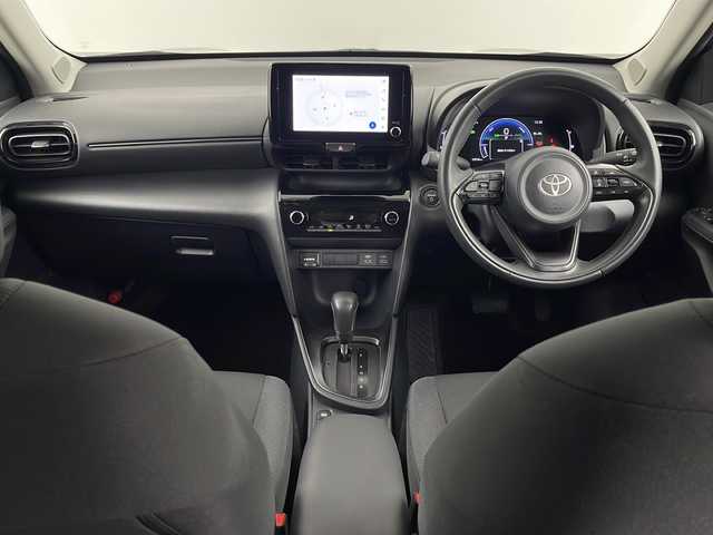 トヨタ ヤリスクロス ハイブリッド G 埼玉県 2024(令6)年 1.4万km ブラックマイカ 純正ディスプレイオーディオ/（ＢＴ/ＡＭ/ＦＭ/ｍｉｒａｃａｓｔ）/バックカメラ/ＢＳＭ/レーダークルーズコントロール/オートハイビーム/前後ドライブレコーダー/横滑り防止装置/取扱説明書/ビルトインＥＴＣ/スペア１本/オートハイビーム/純正フロアマット/純正アルミホイール