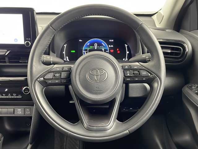 トヨタ ヤリスクロス ハイブリッド G 埼玉県 2024(令6)年 1.4万km ブラックマイカ 純正ディスプレイオーディオ/（ＢＴ/ＡＭ/ＦＭ/ｍｉｒａｃａｓｔ）/バックカメラ/ＢＳＭ/レーダークルーズコントロール/オートハイビーム/前後ドライブレコーダー/横滑り防止装置/取扱説明書/ビルトインＥＴＣ/スペア１本/オートハイビーム/純正フロアマット/純正アルミホイール