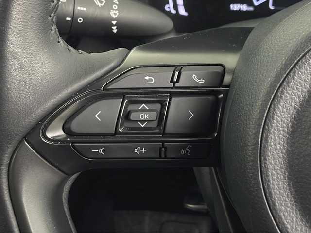 トヨタ ヤリスクロス ハイブリッド G 埼玉県 2024(令6)年 1.4万km ブラックマイカ 純正ディスプレイオーディオ/（ＢＴ/ＡＭ/ＦＭ/ｍｉｒａｃａｓｔ）/バックカメラ/ＢＳＭ/レーダークルーズコントロール/オートハイビーム/前後ドライブレコーダー/横滑り防止装置/取扱説明書/ビルトインＥＴＣ/スペア１本/オートハイビーム/純正フロアマット/純正アルミホイール