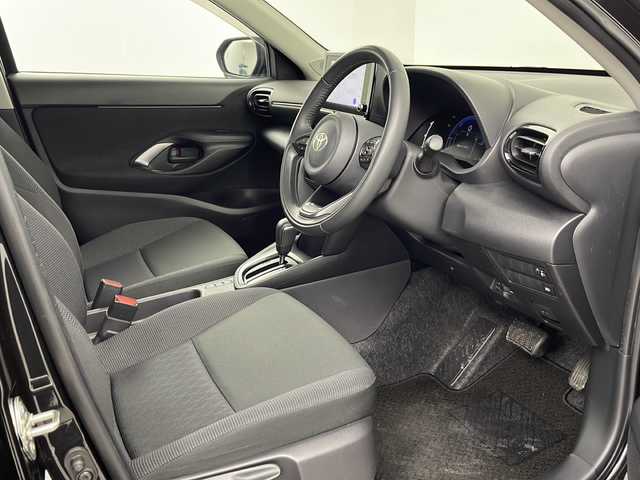 トヨタ ヤリスクロス ハイブリッド G 埼玉県 2024(令6)年 1.4万km ブラックマイカ 純正ディスプレイオーディオ/（ＢＴ/ＡＭ/ＦＭ/ｍｉｒａｃａｓｔ）/バックカメラ/ＢＳＭ/レーダークルーズコントロール/オートハイビーム/前後ドライブレコーダー/横滑り防止装置/取扱説明書/ビルトインＥＴＣ/スペア１本/オートハイビーム/純正フロアマット/純正アルミホイール