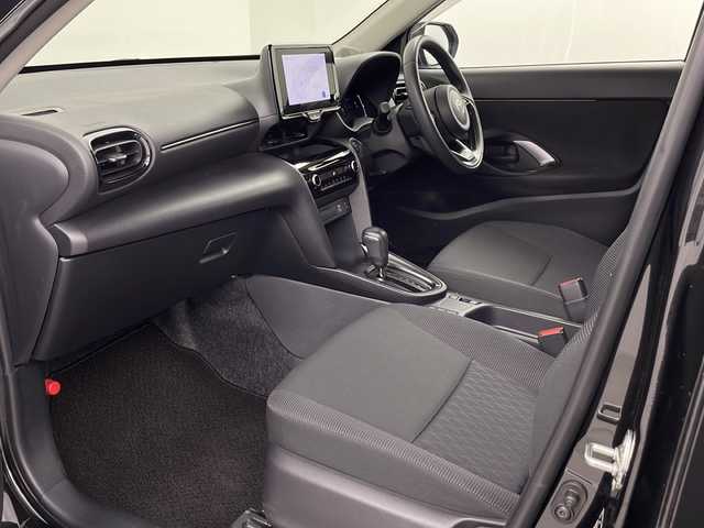 トヨタ ヤリスクロス ハイブリッド G 埼玉県 2024(令6)年 1.4万km ブラックマイカ 純正ディスプレイオーディオ/（ＢＴ/ＡＭ/ＦＭ/ｍｉｒａｃａｓｔ）/バックカメラ/ＢＳＭ/レーダークルーズコントロール/オートハイビーム/前後ドライブレコーダー/横滑り防止装置/取扱説明書/ビルトインＥＴＣ/スペア１本/オートハイビーム/純正フロアマット/純正アルミホイール