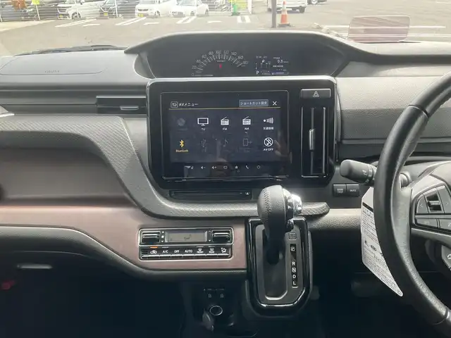 スズキ ソリオ バンディット HV MV 滋賀県 2021(令3)年 3.2万km ピュアホワイトP 車検8年4月まで/スズキセーフティサポート/純正9インチナビ/Bluetooth、DVD、CD、フルセグテレビ/全方位モニター、バックカメラ/ビルトインETC/前後ドライブレコーダー/前席シートヒーター/両側パワースライドドア/ヘッドアップディスプレイ/後部席パーソナルテーブル/純正LEDヘッドライト、LEDフォグランプ/純正15インチアルミホイール/取扱説明書/保証書
