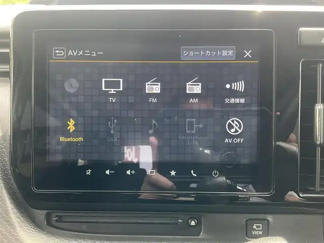 スズキ ソリオ バンディット HV MV 滋賀県 2021(令3)年 3.2万km ピュアホワイトP 車検8年4月まで/スズキセーフティサポート/純正9インチナビ/Bluetooth、DVD、CD、フルセグテレビ/全方位モニター、バックカメラ/ビルトインETC/前後ドライブレコーダー/前席シートヒーター/両側パワースライドドア/ヘッドアップディスプレイ/後部席パーソナルテーブル/純正LEDヘッドライト、LEDフォグランプ/純正15インチアルミホイール/取扱説明書/保証書