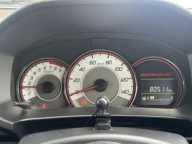 スズキ アルト ワークス 静岡県 2016(平28)年 8.1万km パールホワイト RS車高調 /柿本マフラー /MOMOステアリング  /モンスターペダルカバー /社外エアクリ /社外１５インチAW /社外ナビ　/地デジ　　/オートライト /スマートキー /スペアキー /保証書　/取説　