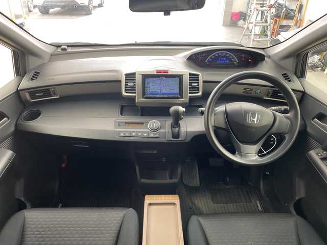 ホンダ フリード スパイク G エアロ 兵庫県 2011(平23)年 4.9万km プレミアムブラキッシュパール ・社外ナビ（AVIC-ZH07）/TV/CD/DVD/Bluetooth/SD/・バックカメラ/・助手席側パワースライドドア/・HIDヘッドライト/・オートライト/・純正15インチアルミホイール/・横滑り防止装置