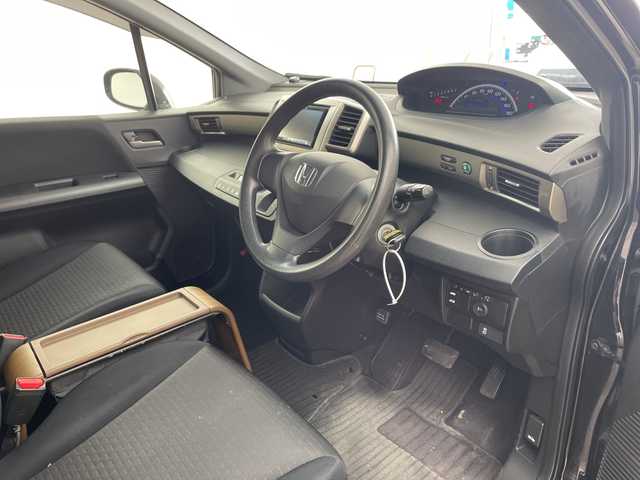 ホンダ フリード スパイク G エアロ 兵庫県 2011(平23)年 4.9万km プレミアムブラキッシュパール ・社外ナビ（AVIC-ZH07）/TV/CD/DVD/Bluetooth/SD/・バックカメラ/・助手席側パワースライドドア/・HIDヘッドライト/・オートライト/・純正15インチアルミホイール/・横滑り防止装置