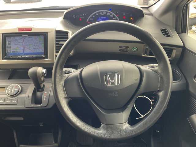 ホンダ フリード スパイク G エアロ 兵庫県 2011(平23)年 4.9万km プレミアムブラキッシュパール ・社外ナビ（AVIC-ZH07）/TV/CD/DVD/Bluetooth/SD/・バックカメラ/・助手席側パワースライドドア/・HIDヘッドライト/・オートライト/・純正15インチアルミホイール/・横滑り防止装置