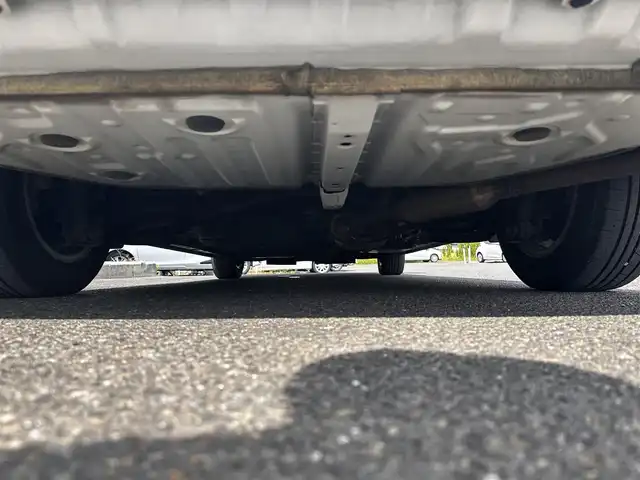 トヨタ エスクァイア ハイブリッド Gi 宮城県 2017(平29)年 10.5万km ホワイトパールクリスタルシャイン Toyota Safety Sense/純正10型ナビ/【CD・DVD・SD・BT・フルセグTV】/バックカメラ/両側パワースライドドア/純正フリップダウンモニター/ブラック合皮シート/シートヒーター/シートリフター/クルーズコントロール/リアサンシェード/プリクラッシュセーフティ/レーンディパーチャートアラート/先行発進告知/オートハイビーム/オートライト/LEDヘッドライト/フォグライト/ウッドコンビステアリング/リアサンシェード/スマートキー/ETC