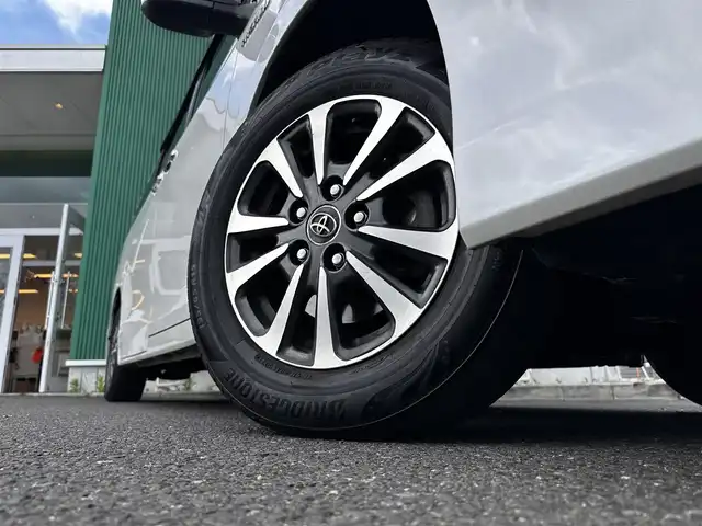 トヨタ エスクァイア ハイブリッド Gi 宮城県 2017(平29)年 10.5万km ホワイトパールクリスタルシャイン Toyota Safety Sense/純正10型ナビ/【CD・DVD・SD・BT・フルセグTV】/バックカメラ/両側パワースライドドア/純正フリップダウンモニター/ブラック合皮シート/シートヒーター/シートリフター/クルーズコントロール/リアサンシェード/プリクラッシュセーフティ/レーンディパーチャートアラート/先行発進告知/オートハイビーム/オートライト/LEDヘッドライト/フォグライト/ウッドコンビステアリング/リアサンシェード/スマートキー/ETC
