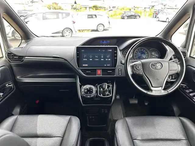トヨタ エスクァイア ハイブリッド Gi 宮城県 2017(平29)年 10.5万km ホワイトパールクリスタルシャイン Toyota Safety Sense/純正10型ナビ/【CD・DVD・SD・BT・フルセグTV】/バックカメラ/両側パワースライドドア/純正フリップダウンモニター/ブラック合皮シート/シートヒーター/シートリフター/クルーズコントロール/リアサンシェード/プリクラッシュセーフティ/レーンディパーチャートアラート/先行発進告知/オートハイビーム/オートライト/LEDヘッドライト/フォグライト/ウッドコンビステアリング/リアサンシェード/スマートキー/ETC