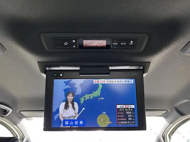 トヨタ エスクァイア ハイブリッド Gi 宮城県 2017(平29)年 10.5万km ホワイトパールクリスタルシャイン Toyota Safety Sense/純正10型ナビ/【CD・DVD・SD・BT・フルセグTV】/バックカメラ/両側パワースライドドア/純正フリップダウンモニター/ブラック合皮シート/シートヒーター/シートリフター/クルーズコントロール/リアサンシェード/プリクラッシュセーフティ/レーンディパーチャートアラート/先行発進告知/オートハイビーム/オートライト/LEDヘッドライト/フォグライト/ウッドコンビステアリング/リアサンシェード/スマートキー/ETC