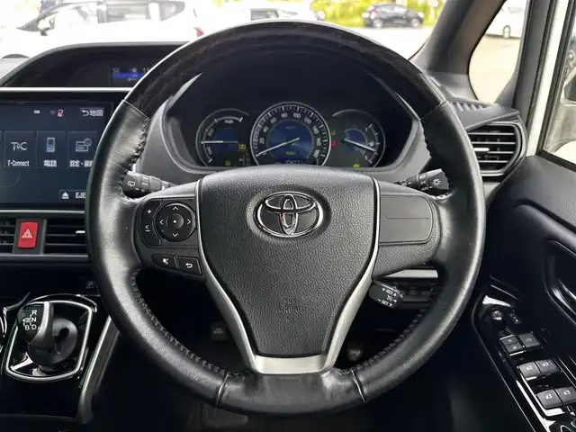 トヨタ エスクァイア ハイブリッド Gi 宮城県 2017(平29)年 10.5万km ホワイトパールクリスタルシャイン Toyota Safety Sense/純正10型ナビ/【CD・DVD・SD・BT・フルセグTV】/バックカメラ/両側パワースライドドア/純正フリップダウンモニター/ブラック合皮シート/シートヒーター/シートリフター/クルーズコントロール/リアサンシェード/プリクラッシュセーフティ/レーンディパーチャートアラート/先行発進告知/オートハイビーム/オートライト/LEDヘッドライト/フォグライト/ウッドコンビステアリング/リアサンシェード/スマートキー/ETC