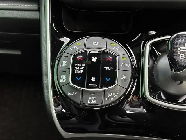 トヨタ エスクァイア ハイブリッド Gi 宮城県 2017(平29)年 10.5万km ホワイトパールクリスタルシャイン Toyota Safety Sense/純正10型ナビ/【CD・DVD・SD・BT・フルセグTV】/バックカメラ/両側パワースライドドア/純正フリップダウンモニター/ブラック合皮シート/シートヒーター/シートリフター/クルーズコントロール/リアサンシェード/プリクラッシュセーフティ/レーンディパーチャートアラート/先行発進告知/オートハイビーム/オートライト/LEDヘッドライト/フォグライト/ウッドコンビステアリング/リアサンシェード/スマートキー/ETC