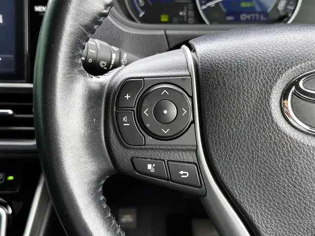 トヨタ エスクァイア ハイブリッド Gi 宮城県 2017(平29)年 10.5万km ホワイトパールクリスタルシャイン Toyota Safety Sense/純正10型ナビ/【CD・DVD・SD・BT・フルセグTV】/バックカメラ/両側パワースライドドア/純正フリップダウンモニター/ブラック合皮シート/シートヒーター/シートリフター/クルーズコントロール/リアサンシェード/プリクラッシュセーフティ/レーンディパーチャートアラート/先行発進告知/オートハイビーム/オートライト/LEDヘッドライト/フォグライト/ウッドコンビステアリング/リアサンシェード/スマートキー/ETC