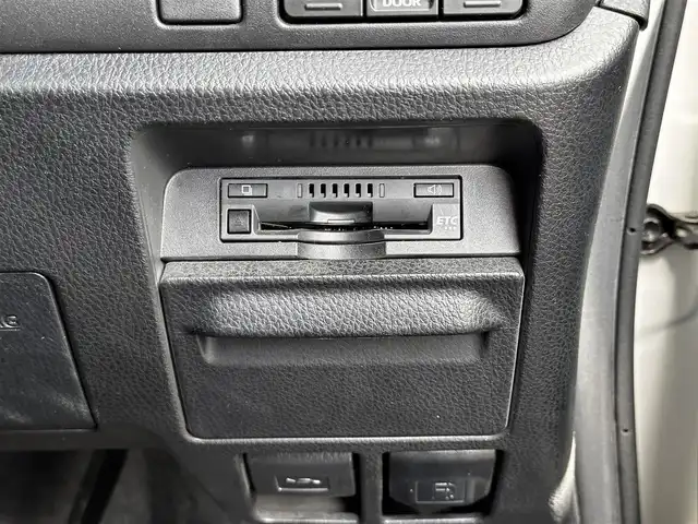 トヨタ エスクァイア ハイブリッド Gi 宮城県 2017(平29)年 10.5万km ホワイトパールクリスタルシャイン Toyota Safety Sense/純正10型ナビ/【CD・DVD・SD・BT・フルセグTV】/バックカメラ/両側パワースライドドア/純正フリップダウンモニター/ブラック合皮シート/シートヒーター/シートリフター/クルーズコントロール/リアサンシェード/プリクラッシュセーフティ/レーンディパーチャートアラート/先行発進告知/オートハイビーム/オートライト/LEDヘッドライト/フォグライト/ウッドコンビステアリング/リアサンシェード/スマートキー/ETC