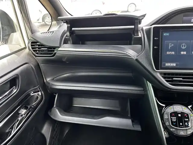 トヨタ エスクァイア ハイブリッド Gi 宮城県 2017(平29)年 10.5万km ホワイトパールクリスタルシャイン Toyota Safety Sense/純正10型ナビ/【CD・DVD・SD・BT・フルセグTV】/バックカメラ/両側パワースライドドア/純正フリップダウンモニター/ブラック合皮シート/シートヒーター/シートリフター/クルーズコントロール/リアサンシェード/プリクラッシュセーフティ/レーンディパーチャートアラート/先行発進告知/オートハイビーム/オートライト/LEDヘッドライト/フォグライト/ウッドコンビステアリング/リアサンシェード/スマートキー/ETC