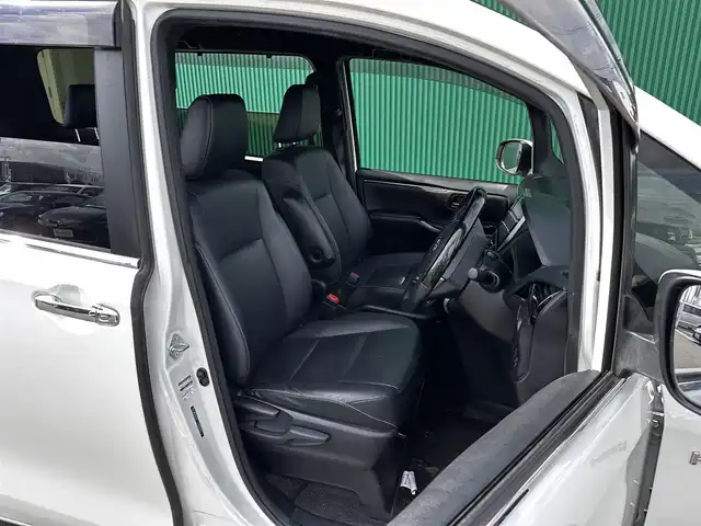 トヨタ エスクァイア ハイブリッド Gi 宮城県 2017(平29)年 10.5万km ホワイトパールクリスタルシャイン Toyota Safety Sense/純正10型ナビ/【CD・DVD・SD・BT・フルセグTV】/バックカメラ/両側パワースライドドア/純正フリップダウンモニター/ブラック合皮シート/シートヒーター/シートリフター/クルーズコントロール/リアサンシェード/プリクラッシュセーフティ/レーンディパーチャートアラート/先行発進告知/オートハイビーム/オートライト/LEDヘッドライト/フォグライト/ウッドコンビステアリング/リアサンシェード/スマートキー/ETC