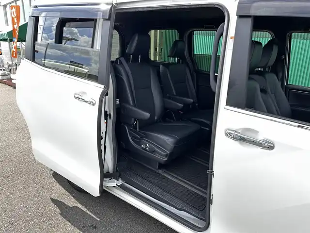 トヨタ エスクァイア ハイブリッド Gi 宮城県 2017(平29)年 10.5万km ホワイトパールクリスタルシャイン Toyota Safety Sense/純正10型ナビ/【CD・DVD・SD・BT・フルセグTV】/バックカメラ/両側パワースライドドア/純正フリップダウンモニター/ブラック合皮シート/シートヒーター/シートリフター/クルーズコントロール/リアサンシェード/プリクラッシュセーフティ/レーンディパーチャートアラート/先行発進告知/オートハイビーム/オートライト/LEDヘッドライト/フォグライト/ウッドコンビステアリング/リアサンシェード/スマートキー/ETC