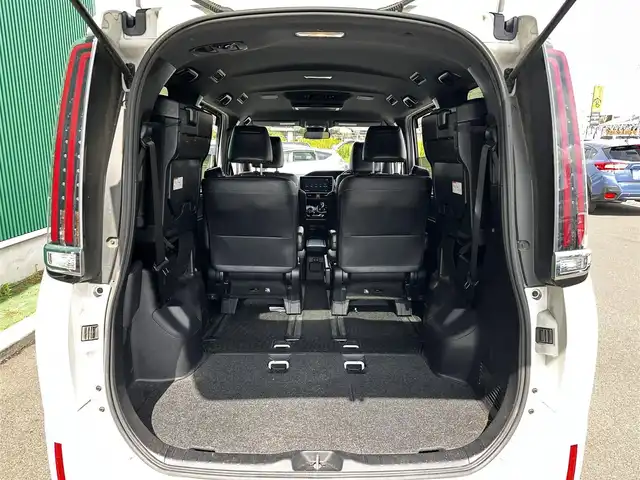 トヨタ エスクァイア ハイブリッド Gi 宮城県 2017(平29)年 10.5万km ホワイトパールクリスタルシャイン Toyota Safety Sense/純正10型ナビ/【CD・DVD・SD・BT・フルセグTV】/バックカメラ/両側パワースライドドア/純正フリップダウンモニター/ブラック合皮シート/シートヒーター/シートリフター/クルーズコントロール/リアサンシェード/プリクラッシュセーフティ/レーンディパーチャートアラート/先行発進告知/オートハイビーム/オートライト/LEDヘッドライト/フォグライト/ウッドコンビステアリング/リアサンシェード/スマートキー/ETC