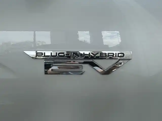 三菱 エクリプス クロス ＰＨＥＶ P 東京都 2021(令3)年 4.4万km パール ワンオーナー/e-アシスト（衝突回避パッケージ）/純正SDナビ フルセグTV/全周囲カメラ　バックカメラ/サンルーフ/ブラックハーフレザーシート/シートヒーター（前席）/パワーシート（D席）/ステアリングヒーター/ヘッドアップディスプレイ/レーダークルーズコントロール/車線逸脱警報システム/誤発進抑制機能/後側方車両検知システム/後退時車両検知システム/パドルシフト/AC1500Wコンセント/スペアキー/保証書＆取扱説明書