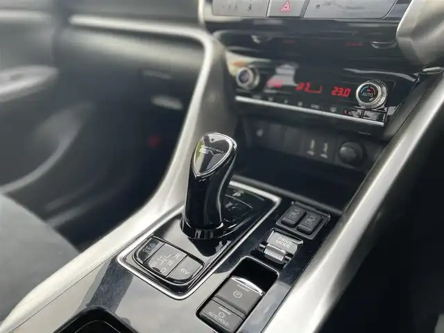 三菱 エクリプス クロス ＰＨＥＶ P 東京都 2021(令3)年 4.4万km パール ワンオーナー/e-アシスト（衝突回避パッケージ）/純正SDナビ フルセグTV/全周囲カメラ　バックカメラ/サンルーフ/ブラックハーフレザーシート/シートヒーター（前席）/パワーシート（D席）/ステアリングヒーター/ヘッドアップディスプレイ/レーダークルーズコントロール/車線逸脱警報システム/誤発進抑制機能/後側方車両検知システム/後退時車両検知システム/パドルシフト/AC1500Wコンセント/スペアキー/保証書＆取扱説明書