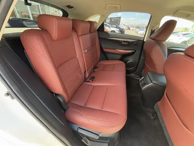 レクサス ＮＸ 300h Iパッケージ 徳島県 2017(平29)年 3万km ソニッククォーツ 純正ナビ/（ラジオ/DISC/USB/SD/フルセグ/BT/VTR/AUX）/バックカメラ/D/N席パワーシート/シートメモリ/ビルトインETC2.0/ステアリングヒーター/D/N席シートヒーター/パドルシフト/オートブレーキホールド/前後ドライブレコーダー/追従式クルーズコントロール/ブラインドスポットモニター/LEDヘッドライト/純正18インチアルミホイール/パワーバックドア