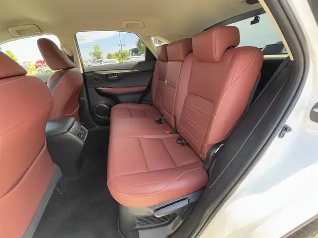 レクサス ＮＸ 300h Iパッケージ 徳島県 2017(平29)年 3万km ソニッククォーツ 純正ナビ/（ラジオ/DISC/USB/SD/フルセグ/BT/VTR/AUX）/バックカメラ/D/N席パワーシート/シートメモリ/ビルトインETC2.0/ステアリングヒーター/D/N席シートヒーター/パドルシフト/オートブレーキホールド/前後ドライブレコーダー/追従式クルーズコントロール/ブラインドスポットモニター/LEDヘッドライト/純正18インチアルミホイール/パワーバックドア