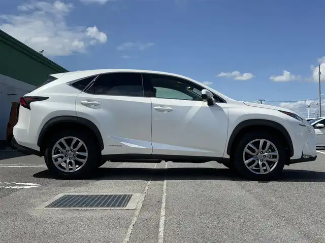 レクサス ＮＸ 300h Iパッケージ 徳島県 2017(平29)年 3万km ソニッククォーツ 純正ナビ/（ラジオ/DISC/USB/SD/フルセグ/BT/VTR/AUX）/バックカメラ/D/N席パワーシート/シートメモリ/ビルトインETC2.0/ステアリングヒーター/D/N席シートヒーター/パドルシフト/オートブレーキホールド/前後ドライブレコーダー/追従式クルーズコントロール/ブラインドスポットモニター/LEDヘッドライト/純正18インチアルミホイール/パワーバックドア
