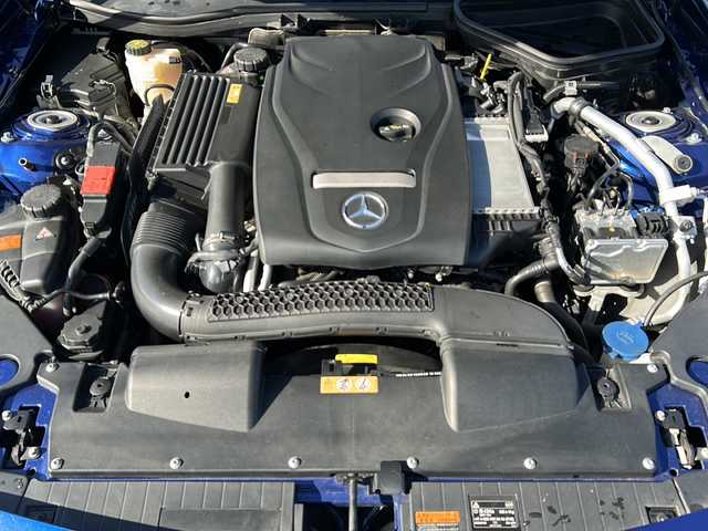 メルセデス・ベンツ ＳＬＣ２００ スポーツ 千葉県 2016(平28)年 5.7万km ブリリアントブルーM 純正ナビ/ワンセグテレビ/バックカメラ/Bluetooth/CD/DVD/USB/ビルトインETC/レダークルーズコントロール/ハーマンカードンサウンド/前方ドライブレコーダー/カーテシライト/オープンカー/ブラインドスポットアシスト/アクティブステアリング/アクティブブレーキ/ABS(アンチロック・ブレーキ・システム)/BAS(ブレーキアシストシステム)/アダクティブブレーキライト/ESP(エレクトロニック・スタビリティ・プログラム)/EBD(電子制御ブレーキングシステム)/盗難防止警報システム/シートヒーター/エアスカーフ/左右メモリー機能付きパワーシート/プッシュスタート/スマートキー/スペアキー１本/アンビエントライト/ステアリングスイッチ/純正アルミホイール/純正フロアマット/取扱説明書/保証書