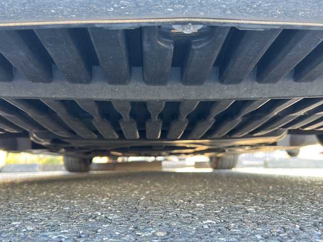 メルセデス・ベンツ ＳＬＣ２００ スポーツ 千葉県 2016(平28)年 5.7万km ブリリアントブルーM 純正ナビ/ワンセグテレビ/バックカメラ/Bluetooth/CD/DVD/USB/ビルトインETC/レダークルーズコントロール/ハーマンカードンサウンド/前方ドライブレコーダー/カーテシライト/オープンカー/ブラインドスポットアシスト/アクティブステアリング/アクティブブレーキ/ABS(アンチロック・ブレーキ・システム)/BAS(ブレーキアシストシステム)/アダクティブブレーキライト/ESP(エレクトロニック・スタビリティ・プログラム)/EBD(電子制御ブレーキングシステム)/盗難防止警報システム/シートヒーター/エアスカーフ/左右メモリー機能付きパワーシート/プッシュスタート/スマートキー/スペアキー１本/アンビエントライト/ステアリングスイッチ/純正アルミホイール/純正フロアマット/取扱説明書/保証書