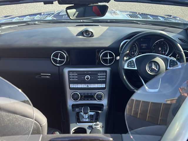 メルセデス・ベンツ ＳＬＣ２００ スポーツ 千葉県 2016(平28)年 5.7万km ブリリアントブルーM 純正ナビ/ワンセグテレビ/バックカメラ/Bluetooth/CD/DVD/USB/ビルトインETC/レダークルーズコントロール/ハーマンカードンサウンド/前方ドライブレコーダー/カーテシライト/オープンカー/ブラインドスポットアシスト/アクティブステアリング/アクティブブレーキ/ABS(アンチロック・ブレーキ・システム)/BAS(ブレーキアシストシステム)/アダクティブブレーキライト/ESP(エレクトロニック・スタビリティ・プログラム)/EBD(電子制御ブレーキングシステム)/盗難防止警報システム/シートヒーター/エアスカーフ/左右メモリー機能付きパワーシート/プッシュスタート/スマートキー/スペアキー１本/アンビエントライト/ステアリングスイッチ/純正アルミホイール/純正フロアマット/取扱説明書/保証書