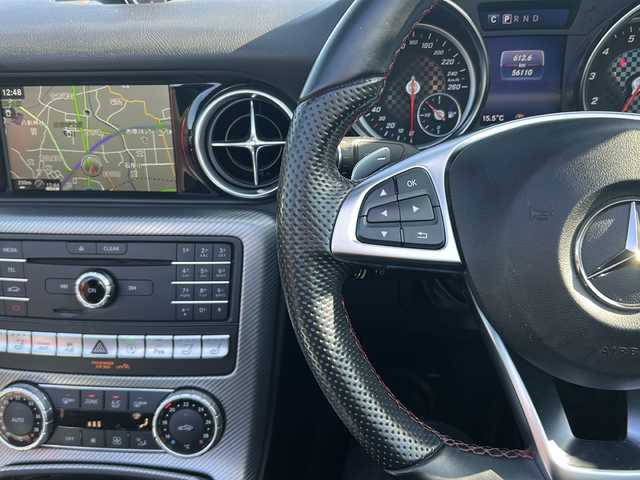 メルセデス・ベンツ ＳＬＣ２００ スポーツ 千葉県 2016(平28)年 5.7万km ブリリアントブルーM 純正ナビ/ワンセグテレビ/バックカメラ/Bluetooth/CD/DVD/USB/ビルトインETC/レダークルーズコントロール/ハーマンカードンサウンド/前方ドライブレコーダー/カーテシライト/オープンカー/ブラインドスポットアシスト/アクティブステアリング/アクティブブレーキ/ABS(アンチロック・ブレーキ・システム)/BAS(ブレーキアシストシステム)/アダクティブブレーキライト/ESP(エレクトロニック・スタビリティ・プログラム)/EBD(電子制御ブレーキングシステム)/盗難防止警報システム/シートヒーター/エアスカーフ/左右メモリー機能付きパワーシート/プッシュスタート/スマートキー/スペアキー１本/アンビエントライト/ステアリングスイッチ/純正アルミホイール/純正フロアマット/取扱説明書/保証書