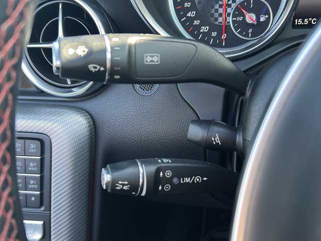 メルセデス・ベンツ ＳＬＣ２００ スポーツ 千葉県 2016(平28)年 5.7万km ブリリアントブルーM 純正ナビ/ワンセグテレビ/バックカメラ/Bluetooth/CD/DVD/USB/ビルトインETC/レダークルーズコントロール/ハーマンカードンサウンド/前方ドライブレコーダー/カーテシライト/オープンカー/ブラインドスポットアシスト/アクティブステアリング/アクティブブレーキ/ABS(アンチロック・ブレーキ・システム)/BAS(ブレーキアシストシステム)/アダクティブブレーキライト/ESP(エレクトロニック・スタビリティ・プログラム)/EBD(電子制御ブレーキングシステム)/盗難防止警報システム/シートヒーター/エアスカーフ/左右メモリー機能付きパワーシート/プッシュスタート/スマートキー/スペアキー１本/アンビエントライト/ステアリングスイッチ/純正アルミホイール/純正フロアマット/取扱説明書/保証書