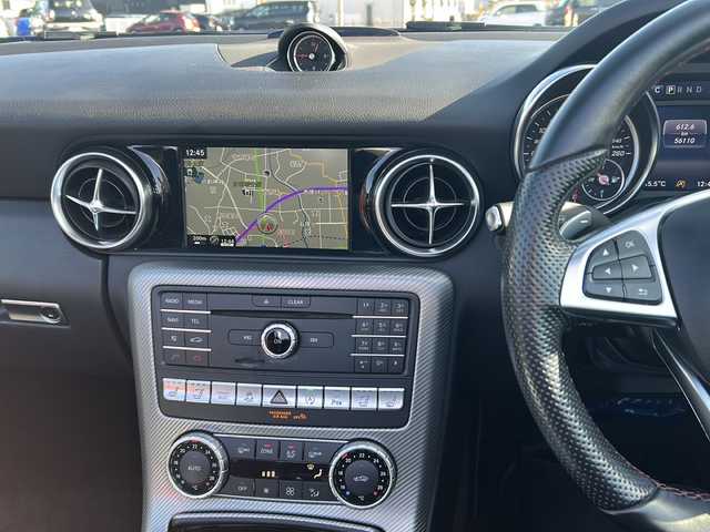 メルセデス・ベンツ ＳＬＣ２００ スポーツ 千葉県 2016(平28)年 5.7万km ブリリアントブルーM 純正ナビ/ワンセグテレビ/バックカメラ/Bluetooth/CD/DVD/USB/ビルトインETC/レダークルーズコントロール/ハーマンカードンサウンド/前方ドライブレコーダー/カーテシライト/オープンカー/ブラインドスポットアシスト/アクティブステアリング/アクティブブレーキ/ABS(アンチロック・ブレーキ・システム)/BAS(ブレーキアシストシステム)/アダクティブブレーキライト/ESP(エレクトロニック・スタビリティ・プログラム)/EBD(電子制御ブレーキングシステム)/盗難防止警報システム/シートヒーター/エアスカーフ/左右メモリー機能付きパワーシート/プッシュスタート/スマートキー/スペアキー１本/アンビエントライト/ステアリングスイッチ/純正アルミホイール/純正フロアマット/取扱説明書/保証書