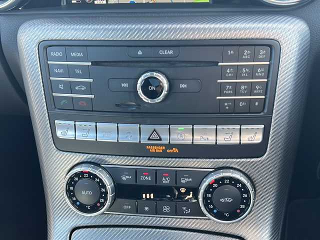 メルセデス・ベンツ ＳＬＣ２００ スポーツ 千葉県 2016(平28)年 5.7万km ブリリアントブルーM 純正ナビ/ワンセグテレビ/バックカメラ/Bluetooth/CD/DVD/USB/ビルトインETC/レダークルーズコントロール/ハーマンカードンサウンド/前方ドライブレコーダー/カーテシライト/オープンカー/ブラインドスポットアシスト/アクティブステアリング/アクティブブレーキ/ABS(アンチロック・ブレーキ・システム)/BAS(ブレーキアシストシステム)/アダクティブブレーキライト/ESP(エレクトロニック・スタビリティ・プログラム)/EBD(電子制御ブレーキングシステム)/盗難防止警報システム/シートヒーター/エアスカーフ/左右メモリー機能付きパワーシート/プッシュスタート/スマートキー/スペアキー１本/アンビエントライト/ステアリングスイッチ/純正アルミホイール/純正フロアマット/取扱説明書/保証書