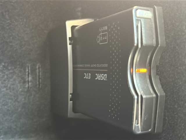 メルセデス・ベンツ ＳＬＣ２００ スポーツ 千葉県 2016(平28)年 5.7万km ブリリアントブルーM 純正ナビ/ワンセグテレビ/バックカメラ/Bluetooth/CD/DVD/USB/ビルトインETC/レダークルーズコントロール/ハーマンカードンサウンド/前方ドライブレコーダー/カーテシライト/オープンカー/ブラインドスポットアシスト/アクティブステアリング/アクティブブレーキ/ABS(アンチロック・ブレーキ・システム)/BAS(ブレーキアシストシステム)/アダクティブブレーキライト/ESP(エレクトロニック・スタビリティ・プログラム)/EBD(電子制御ブレーキングシステム)/盗難防止警報システム/シートヒーター/エアスカーフ/左右メモリー機能付きパワーシート/プッシュスタート/スマートキー/スペアキー１本/アンビエントライト/ステアリングスイッチ/純正アルミホイール/純正フロアマット/取扱説明書/保証書