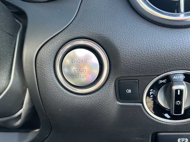 メルセデス・ベンツ ＳＬＣ２００ スポーツ 千葉県 2016(平28)年 5.7万km ブリリアントブルーM 純正ナビ/ワンセグテレビ/バックカメラ/Bluetooth/CD/DVD/USB/ビルトインETC/レダークルーズコントロール/ハーマンカードンサウンド/前方ドライブレコーダー/カーテシライト/オープンカー/ブラインドスポットアシスト/アクティブステアリング/アクティブブレーキ/ABS(アンチロック・ブレーキ・システム)/BAS(ブレーキアシストシステム)/アダクティブブレーキライト/ESP(エレクトロニック・スタビリティ・プログラム)/EBD(電子制御ブレーキングシステム)/盗難防止警報システム/シートヒーター/エアスカーフ/左右メモリー機能付きパワーシート/プッシュスタート/スマートキー/スペアキー１本/アンビエントライト/ステアリングスイッチ/純正アルミホイール/純正フロアマット/取扱説明書/保証書