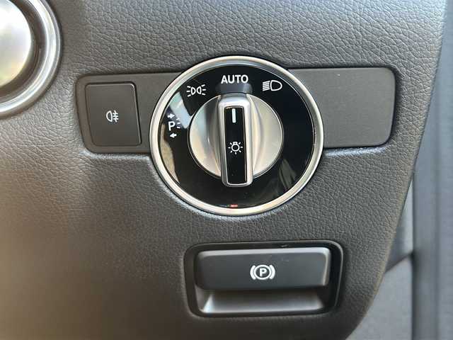 メルセデス・ベンツ ＳＬＣ２００ スポーツ 千葉県 2016(平28)年 5.7万km ブリリアントブルーM 純正ナビ/ワンセグテレビ/バックカメラ/Bluetooth/CD/DVD/USB/ビルトインETC/レダークルーズコントロール/ハーマンカードンサウンド/前方ドライブレコーダー/カーテシライト/オープンカー/ブラインドスポットアシスト/アクティブステアリング/アクティブブレーキ/ABS(アンチロック・ブレーキ・システム)/BAS(ブレーキアシストシステム)/アダクティブブレーキライト/ESP(エレクトロニック・スタビリティ・プログラム)/EBD(電子制御ブレーキングシステム)/盗難防止警報システム/シートヒーター/エアスカーフ/左右メモリー機能付きパワーシート/プッシュスタート/スマートキー/スペアキー１本/アンビエントライト/ステアリングスイッチ/純正アルミホイール/純正フロアマット/取扱説明書/保証書