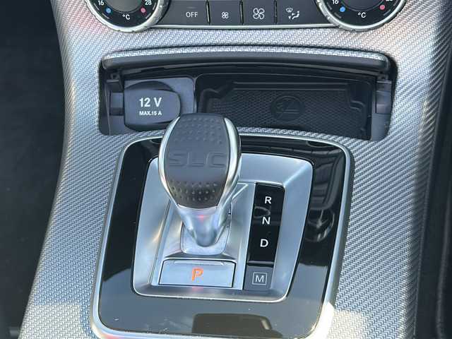 メルセデス・ベンツ ＳＬＣ２００ スポーツ 千葉県 2016(平28)年 5.7万km ブリリアントブルーM 純正ナビ/ワンセグテレビ/バックカメラ/Bluetooth/CD/DVD/USB/ビルトインETC/レダークルーズコントロール/ハーマンカードンサウンド/前方ドライブレコーダー/カーテシライト/オープンカー/ブラインドスポットアシスト/アクティブステアリング/アクティブブレーキ/ABS(アンチロック・ブレーキ・システム)/BAS(ブレーキアシストシステム)/アダクティブブレーキライト/ESP(エレクトロニック・スタビリティ・プログラム)/EBD(電子制御ブレーキングシステム)/盗難防止警報システム/シートヒーター/エアスカーフ/左右メモリー機能付きパワーシート/プッシュスタート/スマートキー/スペアキー１本/アンビエントライト/ステアリングスイッチ/純正アルミホイール/純正フロアマット/取扱説明書/保証書